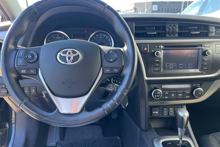 Blå Toyota Auris fra 2014
