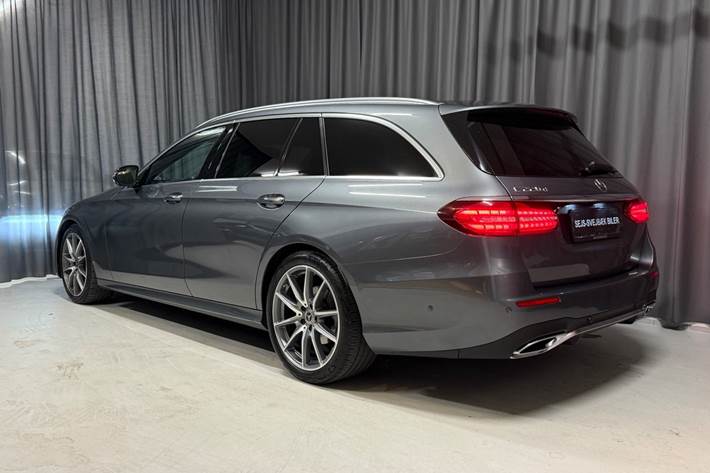 Grå Mercedes E220 d fra 2021