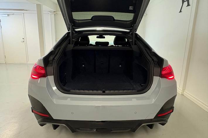 Grå BMW i4 fra 2025