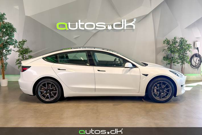 Hvid Tesla Model 3 fra 2021