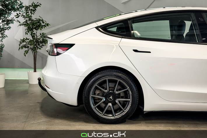 Hvid Tesla Model 3 fra 2021