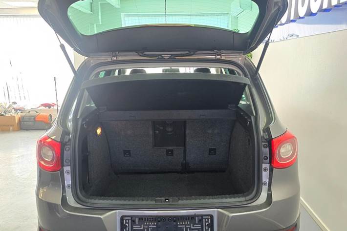 Grå VW Tiguan fra 2008