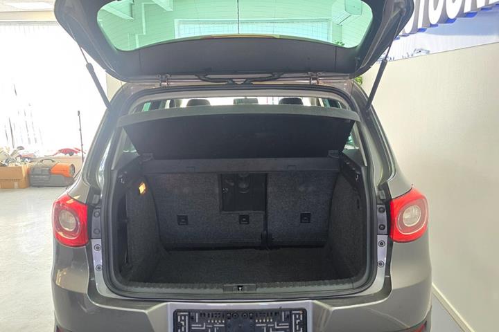 Grå VW Tiguan fra 2008