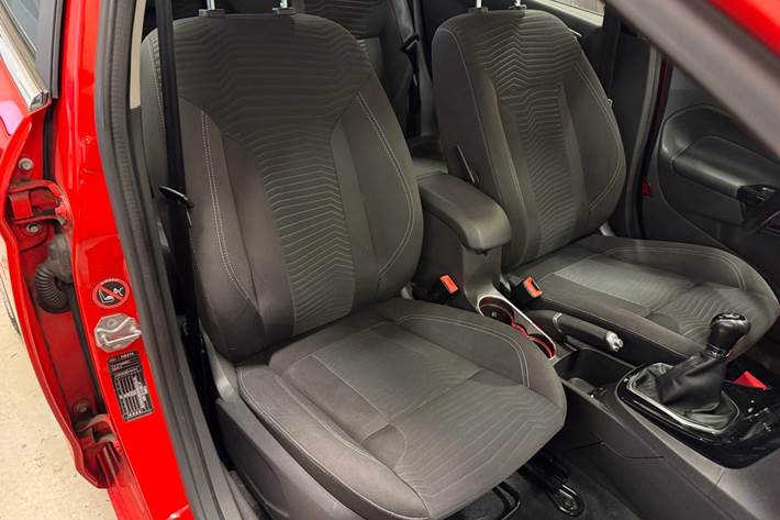 Rød Ford Fiesta fra 2015