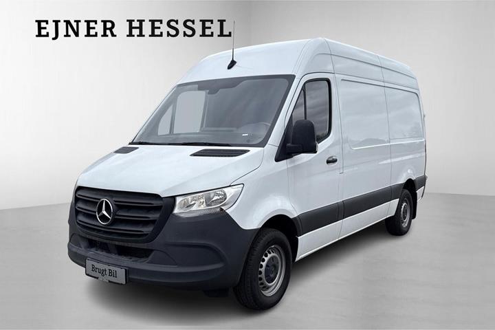 Hvid Mercedes Sprinter 317 fra 2024 set udefra