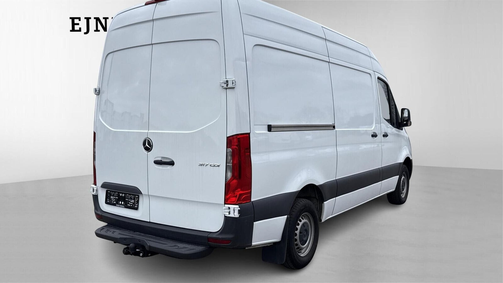 Hvid Mercedes Sprinter 317 fra 2024