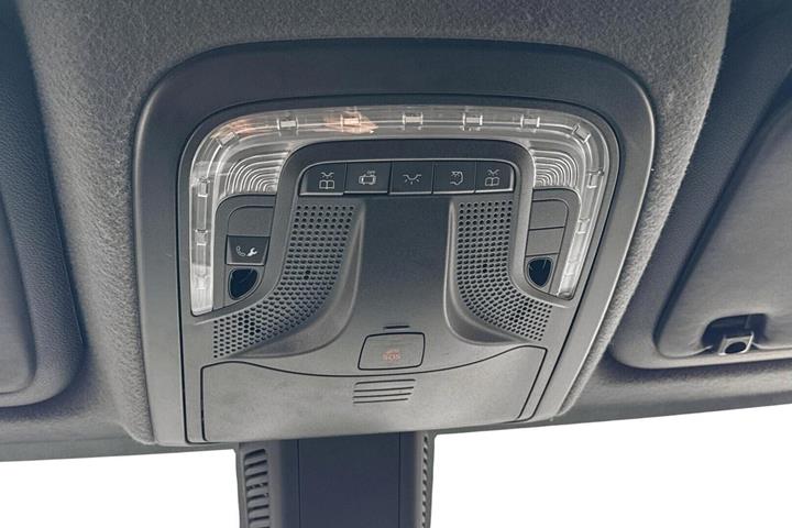 Hvid Mercedes Sprinter 317 fra 2024