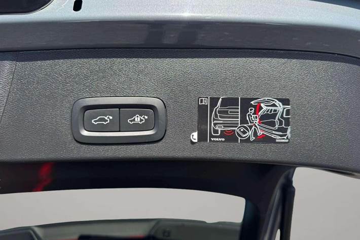 Grå Volvo XC40 fra 2022