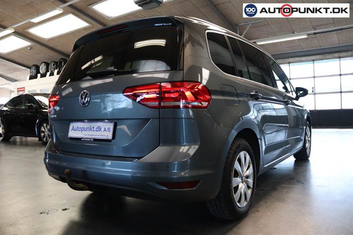 Grå VW Touran fra 2019