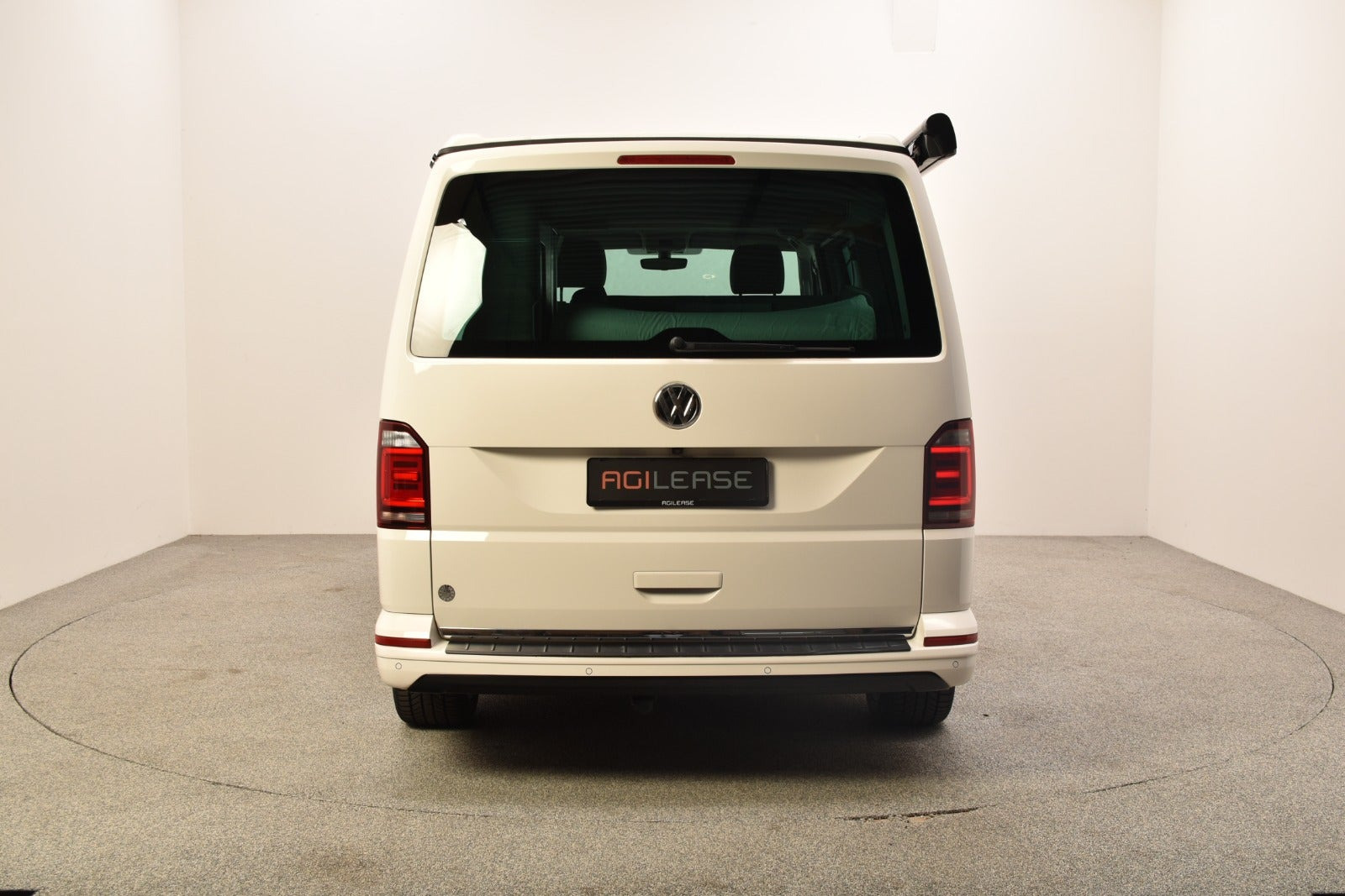Hvid VW California fra 2019 set udefra