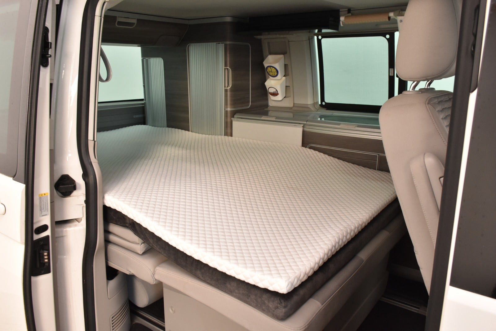 Hvid VW California fra 2019 set udefra