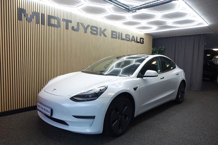 Hvid Tesla Model 3 fra 2021