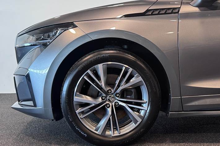 Grå Skoda Enyaq fra 2023