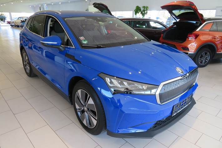 Blå Skoda Enyaq fra 2023 set udefra