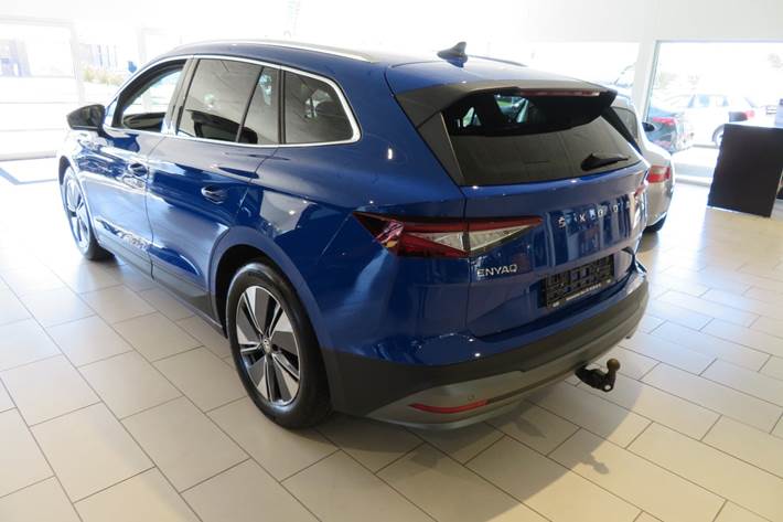Blå Skoda Enyaq fra 2023