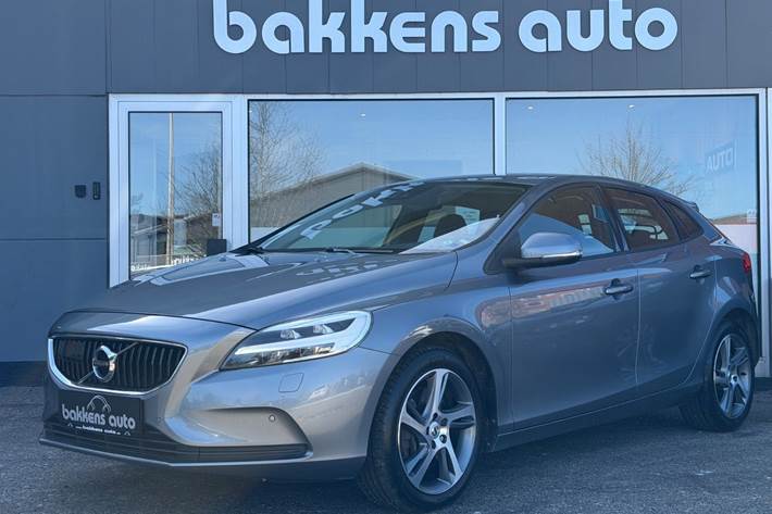Grå Volvo V40 fra 2018
