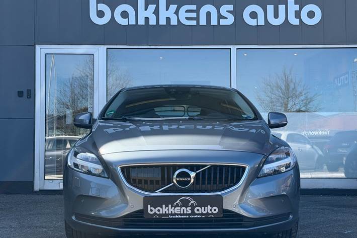 Grå Volvo V40 fra 2018
