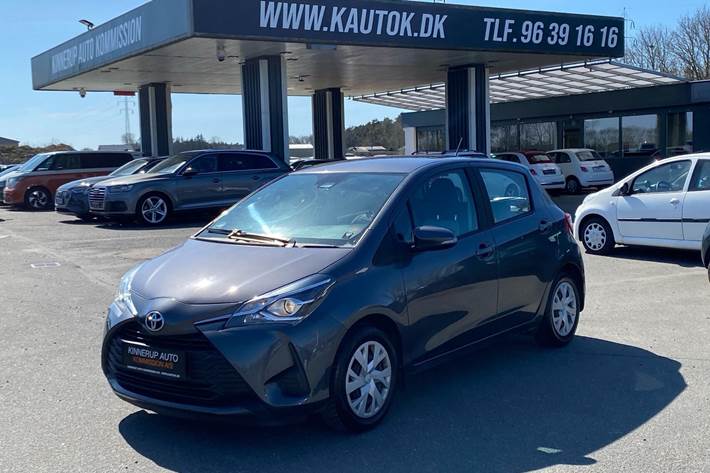 Grå Toyota Yaris fra 2017