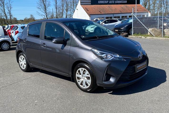 Grå Toyota Yaris fra 2017