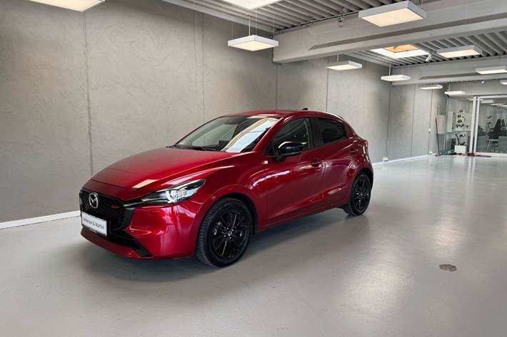 Rød Mazda 2 fra 2024