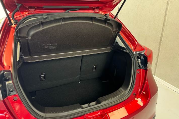 Rød Mazda 2 fra 2024