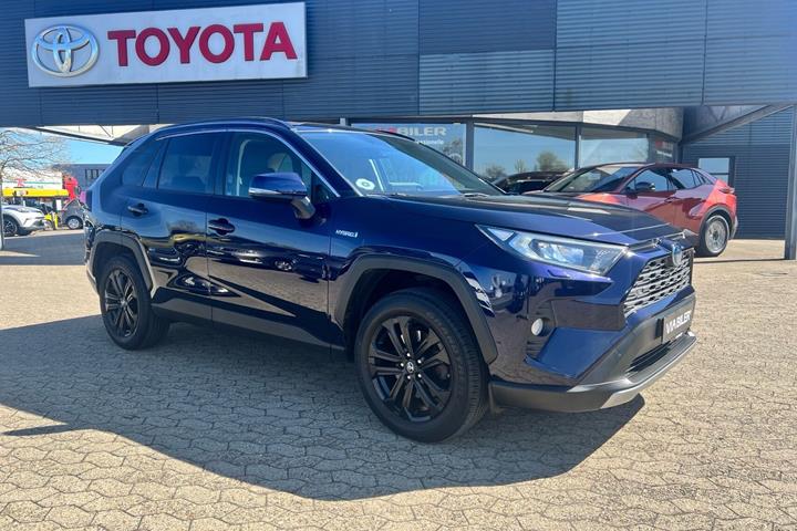 Blå Toyota RAV4 fra 2021 set udefra