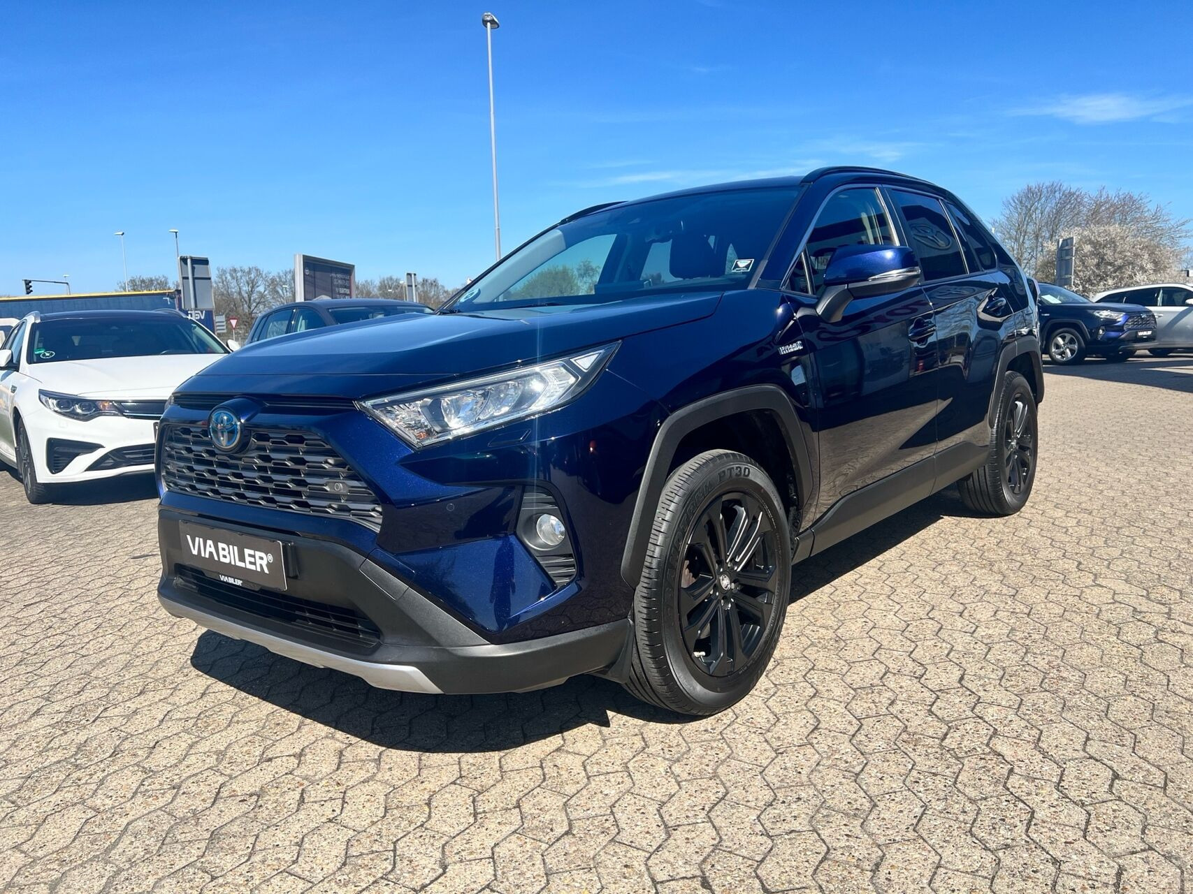 Blå Toyota RAV4 fra 2021