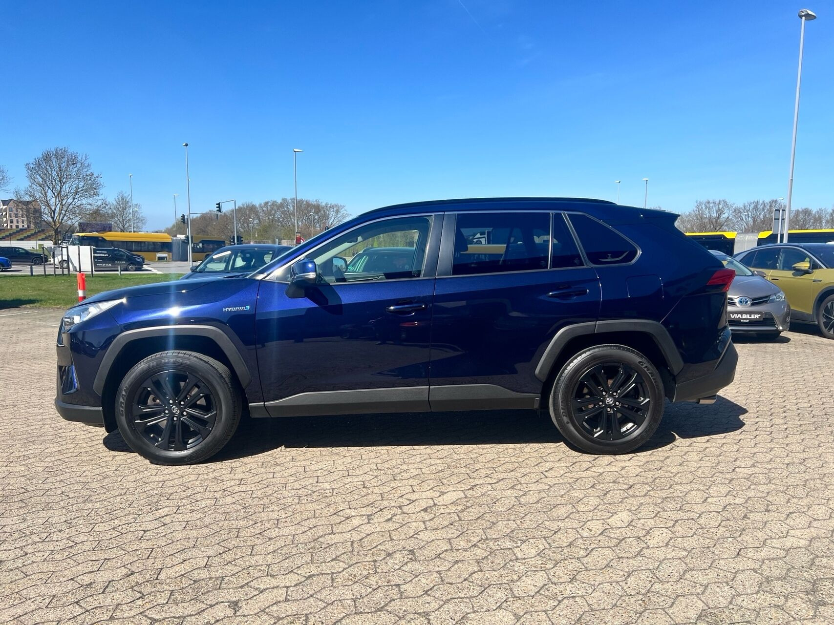 Blå Toyota RAV4 fra 2021