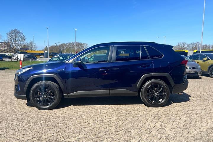 Blå Toyota RAV4 fra 2021