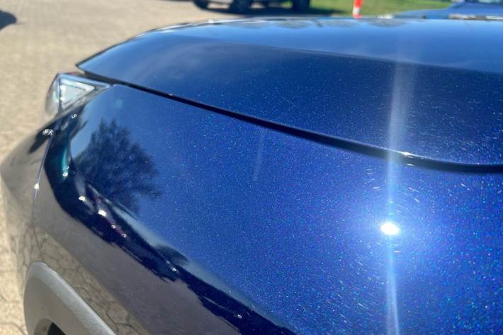 Blå Toyota RAV4 fra 2021