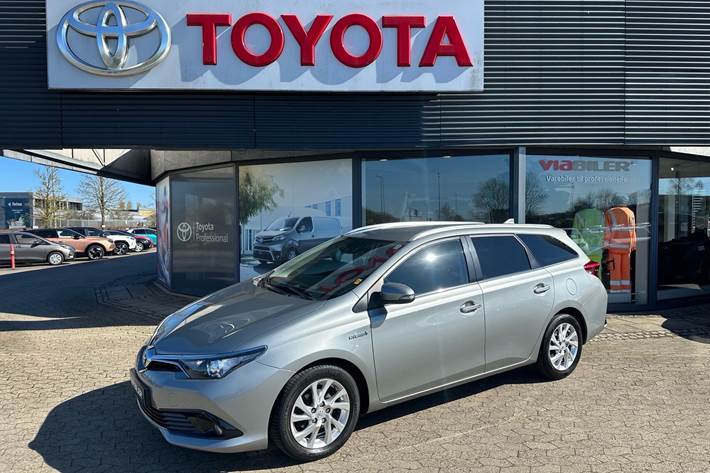 Grå Toyota Auris fra 2017