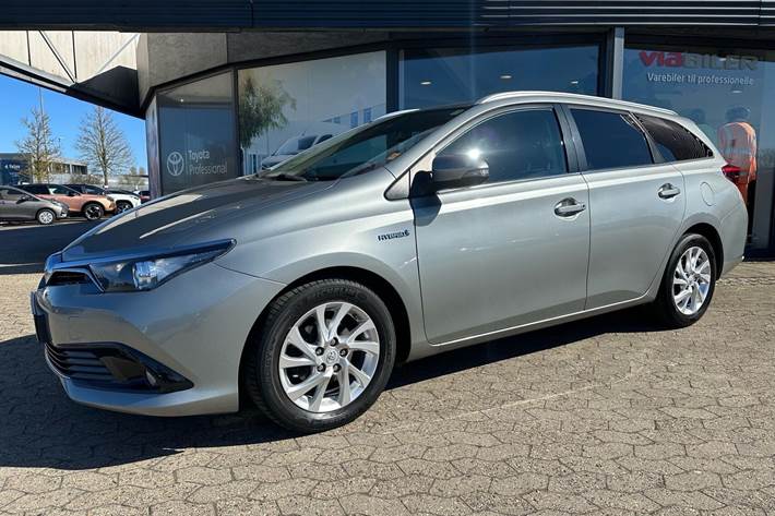 Grå Toyota Auris fra 2017