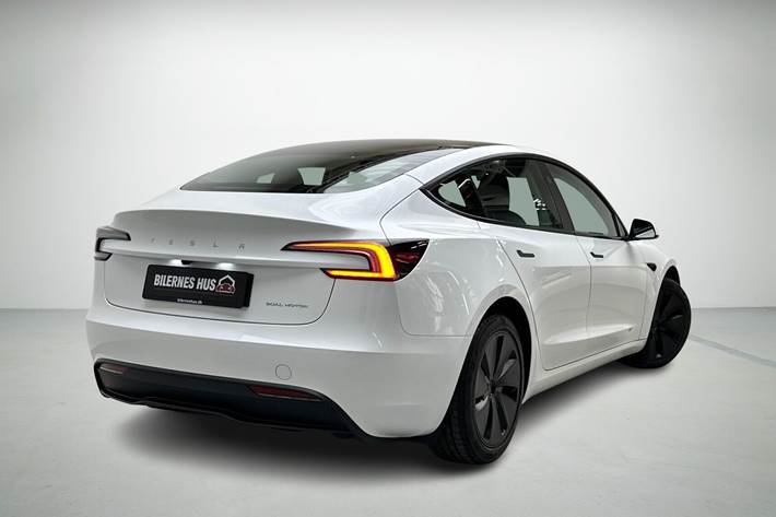 Hvid Tesla Model 3 fra 2024