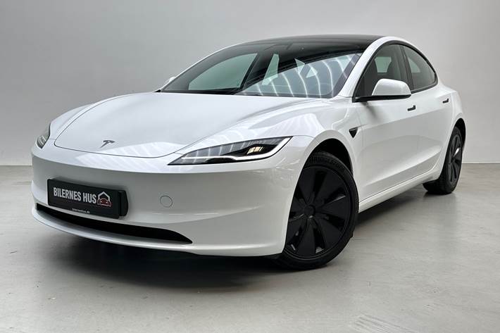 Hvid Tesla Model 3 fra 2024
