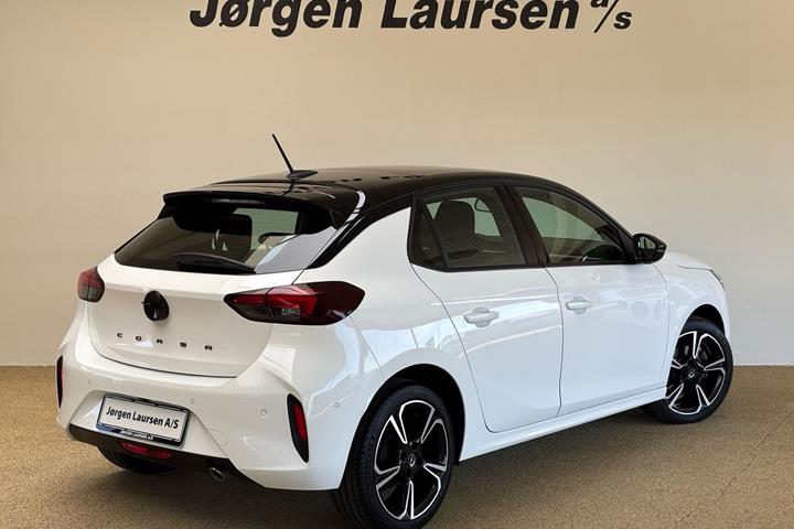 Hvid Opel Corsa fra 2024