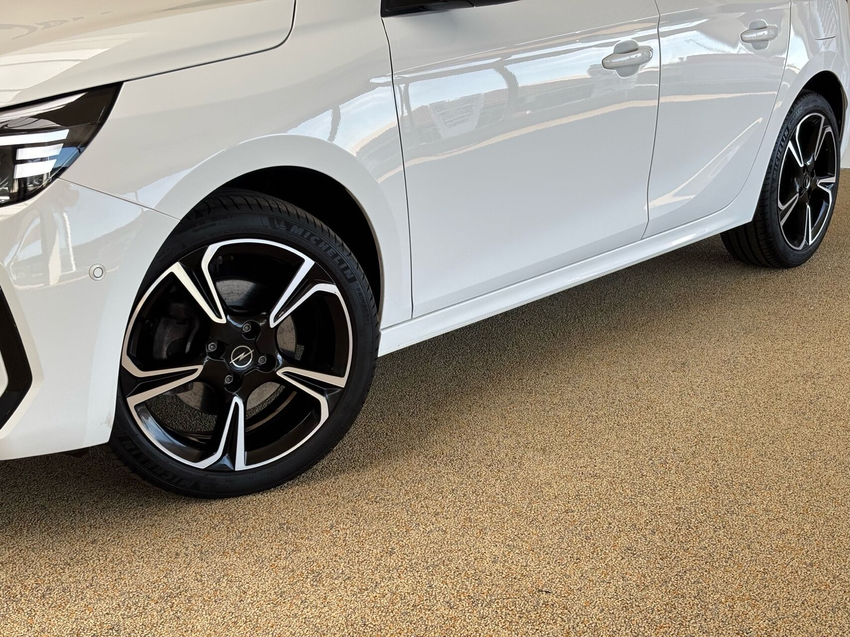 Hvid Opel Corsa fra 2024