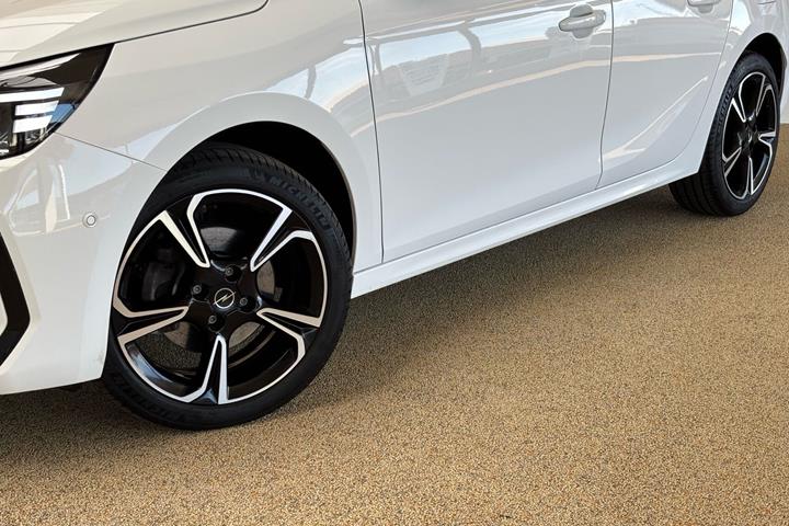 Hvid Opel Corsa fra 2024