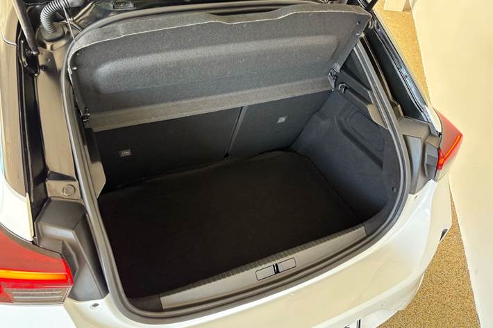 Hvid Opel Corsa fra 2024