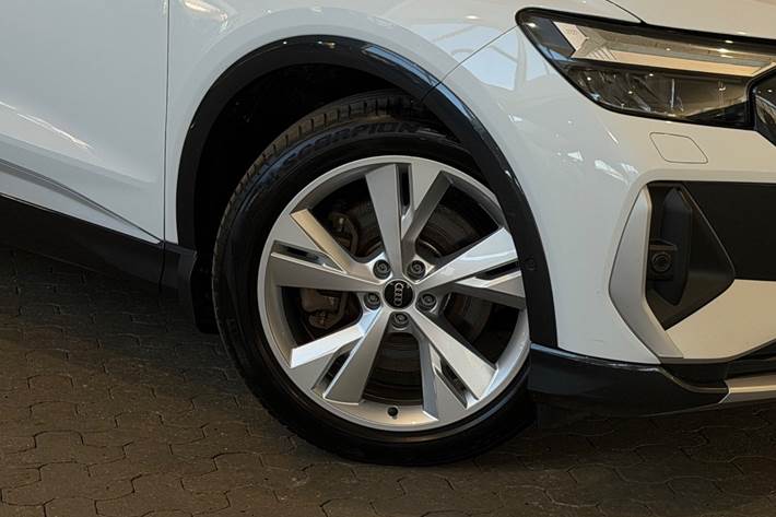 Hvid Audi Q4 e-tron fra 2023