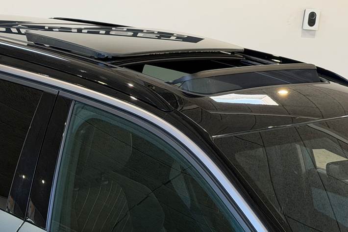 Blå Peugeot e-5008 fra 2024