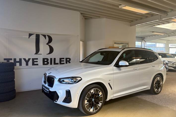 Hvid BMW iX3 fra 2022 set udefra