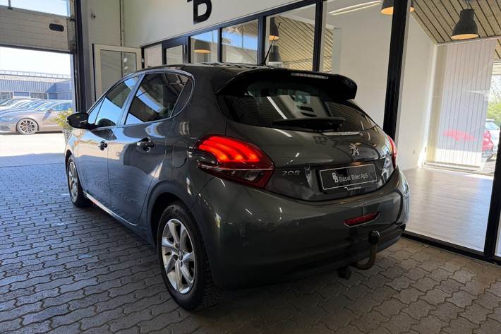 Grå Peugeot 208 fra 2016
