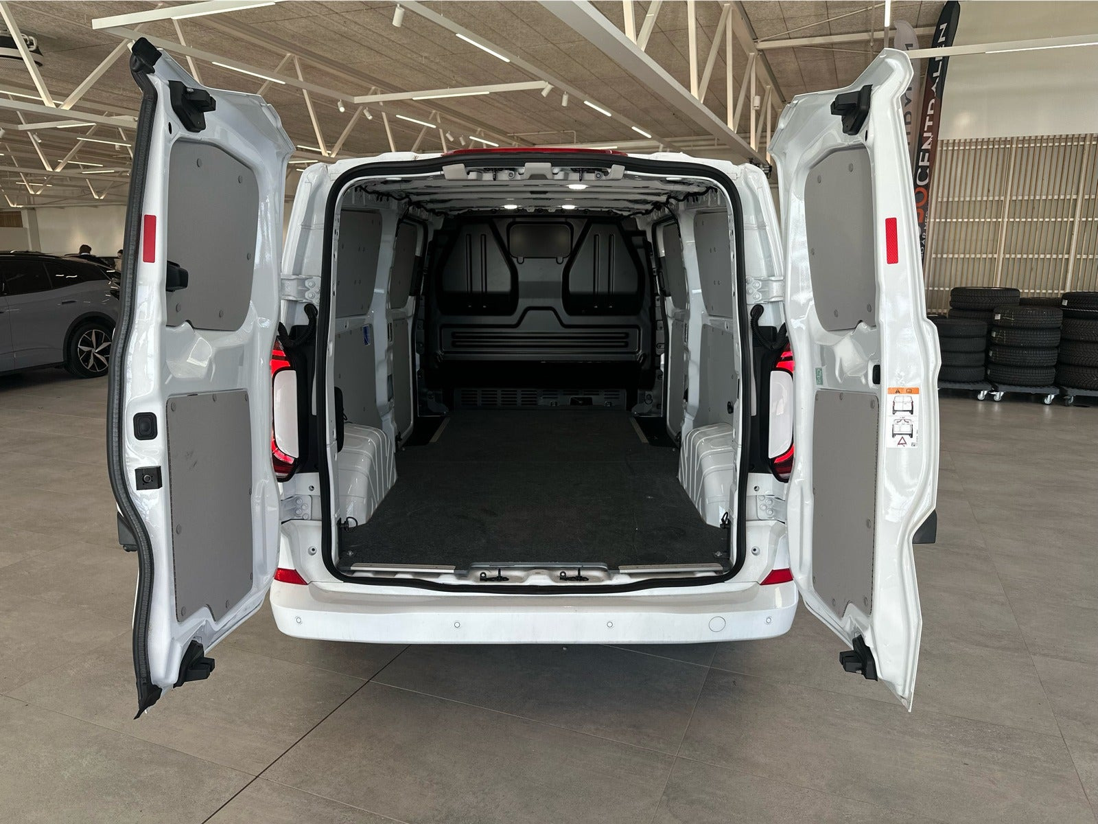 Hvid VW e-Transporter fra 2025