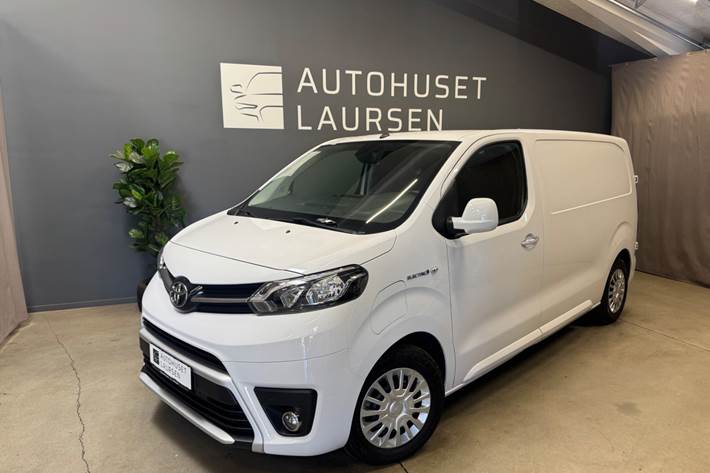 Hvid Toyota ProAce fra 2023 set udefra