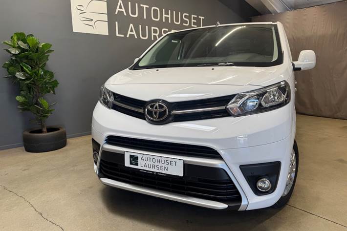 Hvid Toyota ProAce fra 2023