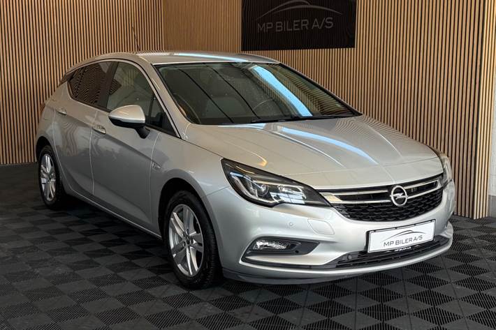 Sølv Opel Astra fra 2019