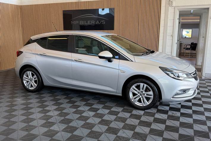 Sølv Opel Astra fra 2019