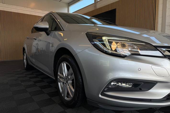 Sølv Opel Astra fra 2019