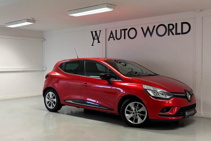 Rød Renault Clio IV fra 2016