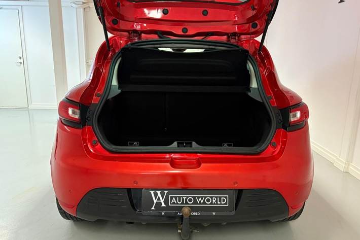 Rød Renault Clio IV fra 2016